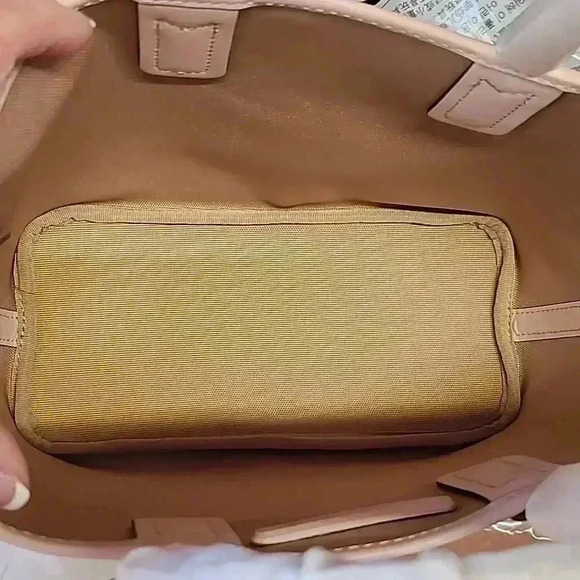 Micheal Kors Tote  - Picture 8 of 10
